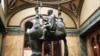 Patung naik kuda terbalik ini berada di Lucerne Palace, Praha, Republik Ceko. Patung ini dipahat  David Cerny judulnya St Wenceslas Riding a Dead Horse sebagai parodi dari patung Santo Wenceslas asli (reginamea/Instagram)