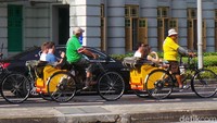 Saat berada di Singapura, detikcom melihat langsung penampakan becak tersebut. Ada sekitar tujuh hingga delapan becak yang sedang melintas dari jalan Hill Street menuju Victoria Street. Kala itu, mereka tengah berhenti di lampu lalu lintas dekat Old Hill Street Police Station.