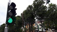 Lampu pengatur lalu lintas biasanya identik dengan tiga warna, yakni merah, kuning dan hijau. Namun lampu pengatur lalu lintas di depan SD Islam Al Barkah, Jalan Karang Tengah, Lebak Bulus, Jakarta Selatan, ini bisa bernyanyi. Foto: Haris Fadhil-detikcom