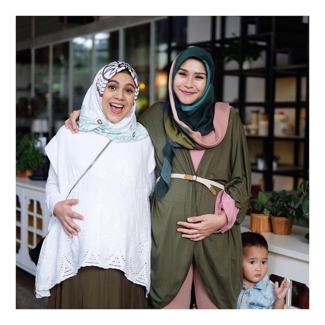 Selain mereka bertiga, beberapa aktris lain juga sedang hamil besar. Mereka adalah Nygta Gyna dan Allysa Soebandono. Sayangnya keduanya tidak bisa ikut berfoto bersama. Foto: Instagram