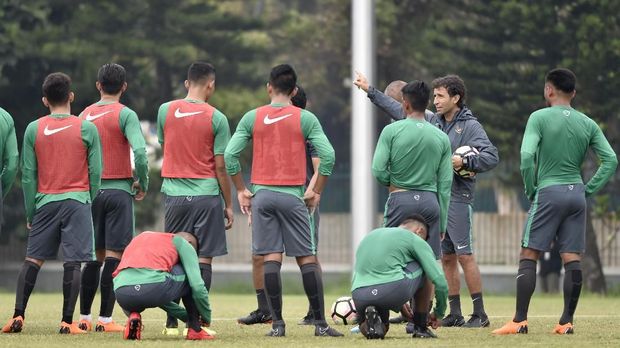 Selain latihan, Timnas Indonesia melakoni persiapan melawan Bahrain dengan menyaksikan permainan tim lawan melalui tayangan video.