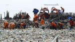 Pasukan Oranye Gotong Royong Bersihkan Lautan Sampah