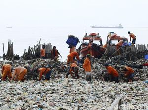 Pasukan Oranye Gotong Royong Bersihkan Lautan Sampah