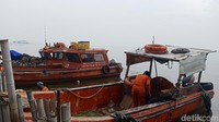 Sampah yang terkumpul diangkut dengan kapal fiber menuju ke pinggil dermaga Kali Adem, Muara Angke, Jakut.