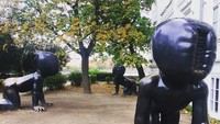 Patung bayi merangkak ini berada di taman sekitar Kampa Museum di Praha, Republik Ceko. Anehnya bayi ini memiliki wajah yang aneh. Seram kan? (amyfennelly/Instagram)