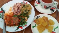 Semua makanan dan minuman di warung ini juga disajikan dengan piring hingga teko keramik bergambar ayam jago yang khas. Menarik kan, jadi mau coba nih. Foto: Instagram @waroeng_belik