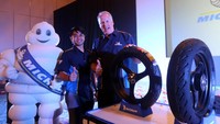 Country Director PT Michelin Indonesia Fritz Mueller dan Head of Sales & Marketing 2W PT Michelin Indonesia Ahmad Faiez memperkenalkan ban terbaru dengan performa terbaik untuk kelas sport & touring, di Jakarta, Jumat (15/3/2018). Foto: dok. Michelin