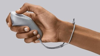 Ia juga memiliki kontroler untuk menunjang kebutuhan pemakaian, termasuk salah satunya bermain game. Foto: VR and Fun