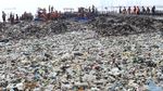 Pasukan Oranye Gotong Royong Bersihkan Lautan Sampah