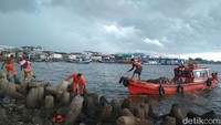 Lima jam lebih bekerja, petugas gabungan Suku Dinas Lingkungan Hidup Kepulauan Seribu dan Jakarta Utara berhasil mengangkut 9 ton sampah. Foto: Dok. UPK Badan Air DLH