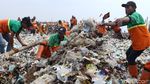 Pasukan Oranye Gotong Royong Bersihkan Lautan Sampah