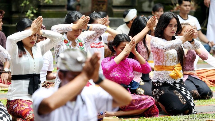 Umat Hindu merayakan hari Nyepi di pura tertua di Jakarta yaitu Pura Aditya Jaya, Rawamangun, Jakarta Timur.