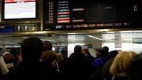 Antrean penumpang di Stasiun Pennsylvania (Foto: Dok. REUTERS/Shannon Stapleton)