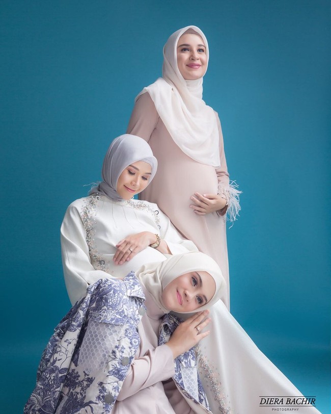 Melihat Zaskia Adya Mecca, Zeezee Shahab, dan Shireen Sungkar foto bareng, netizen banyak yang bilang mereka mirip. “Mirip banget aku aja sampai bingung,” ungkap akun bernama @chaerussyifa078 Foto: Instagram