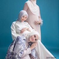 Melihat Zaskia Adya Mecca, Zeezee Shahab, dan Shireen Sungkar foto bareng, netizen banyak yang bilang mereka mirip. “Mirip banget aku aja sampai bingung,” ungkap akun bernama @chaerussyifa078 Foto: Instagram