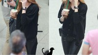 Saat di Bandara Incheon, Jessica tertangkap kamera sedang jalan sambil menenteng minuman dari Starbucks. Coba tebak, itu segelas americano atau black tea? Foto: snsdfood