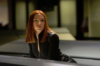 Natasha Romanoff tampil dengan rambut lurus. Tetap cantik kan?