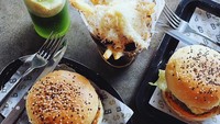 Brunch for two, tulis Maudy saat menikmati brunch bersama sahabatnya. Ada burger dan kentang goreng bertabur keju yang bikin lapar. Foto: Instagram maudyayunda