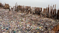 Kondisi tumpukan sampah saat ini memang belum banyak berkurang. Sebab tumpukan sampah yang ada di lokasi cukup banyak. Dibandingkan sebelum petugas membersihkan, kini kepadatan sampah yang ada di lokasi sudah mulai berkurang.