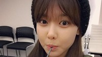 Slurrrrp! Hayo tebak Sooyoung sedang minum apa? Foto: snsdfood