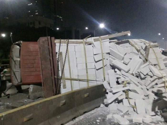 Truk Bermuatan Bata Ringan Tabrak Separator Busway di Semanggi