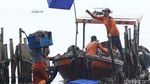 Pasukan Oranye Gotong Royong Bersihkan Lautan Sampah