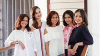 Ersa Mayori, Mona Ratuliu, Meisya Siregar, Novita Angie, dan Nola B3 menamakan gengnya dengan Mom Sweet Mom. Foto: Instagram