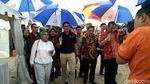Gimmick Sandi di Ancol: Kantongi Dodol dan Muka Tertutup Payung