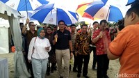Sebelum sesi wawancara, Sandiaga juga sempat menunjukkan gimik dengan mengantongi dodol panjang di saku celananya. Biar viral ini, selorohnya sembari tertawa.