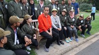 Jokowi dan Iriana kemudian disambut rombongan pelajar asal Indonesia yang memakai jaket bomber berwarna hijau dengan tulisan Milenial Keluar Negeri Bersama Jokowi. Para pelajar ini mengikuti program Out Standing Youth for the World dari Kemlu.