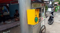 Ada lampu lalu lintas bernyanyi di depan SD Islam Al Barkah, Jalan Karang Tengah, Jakarta Selatan. Lampu yang difungsikan untuk membantu orang menyeberang ini sengaja dibuat bernyanyi karena banyak anak-anak.