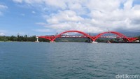 Bentang utama jembatan dibuat utuh oleh PT PAL (Persero) di Surabaya, Jawa Timur