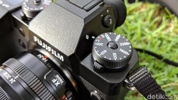 Kamera X-H1 turut dilengkapi sub-LCD berukuran 1,28 inch di bagian kanan atas bodi kamera. Gunanya dapat memberikan informasi pemotretan lebih cepat. Foto: Adi Fida Rahman/detikINET