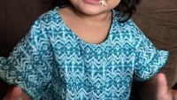 Ini anak kedua Shireen Sungkar dan Teuku Wisnu, namanya Cut Hawa Medina Al Fatih. Si cantik Hawa lagi makan kembang gula, tuh liat di samping bibirnya masih nyangkut kembang gula yang berwarna putih. Hihi Foto: Instagram @teukuwisnu