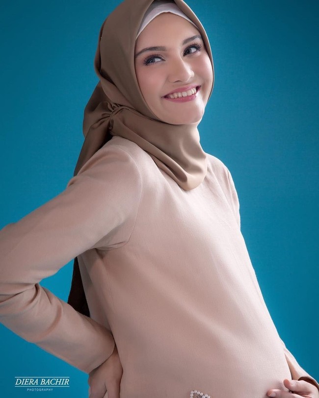 Zeezee Shahab sedang mengandung anak keduanya di usianya yang  belum menginjak 30 tahun. Namun, jarak kehamilan Zee dari anak pertama dan keduanya ini terbilang cukup jauh yaitu sekitar lima tahun. Foto: Instagram