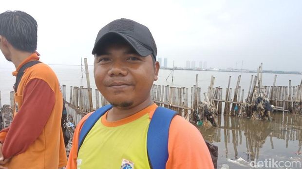 Dian mengatakan tumpukan sampah di Teluk Jakarta mencapai setebal 1 meter