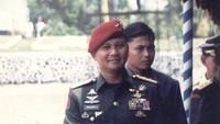 Prabowo memamerkan fotonya saat masih berpangkat mayjen. Sebagai Danjen Kopassus, dia membawa tongkat komando. (Foto: dok. Facebook Prabowo Subianto)