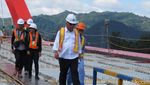 Kepalkan Tangan, Menteri PUPR Selfie di Depan Jembatan Holtekamp