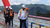 Sesampainya di lokasi, Basuki langsung menaiki jembatan bentang yang baru terpasang separuhnya. Basuki terlihat terkesima melihat jembatan tersebut.