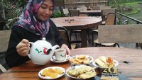 Secangkir teh juga enak dipadu dengan aneka gorengan lho! Foto: Instagram @waroeng_belik