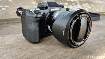 Terdapat jendela bidik elektronik dengan rasio pembesaran 0.75x yang resolusinya mencapai 3.69 juta titik. Foto: Adi Fida Rahman/detikINET