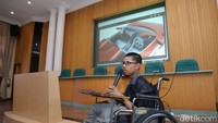 Memiliki keterbatasan fisik tak menyurutkan semangat Muhammad Fahmi Husaen, mahasiswa Prodi Komputer dan Sistem Informasi Sekolah Vokasi (SV) UGM, untuk berprestasi.