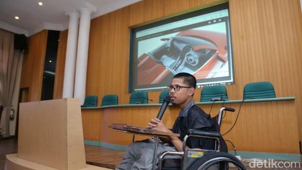 Fahmi menjelaskan konsep mobil listriknya di UGM