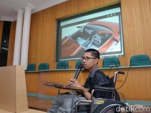 Mahasiswa UGM Berkursi Roda Ini Jago Desain Mobil Listrik