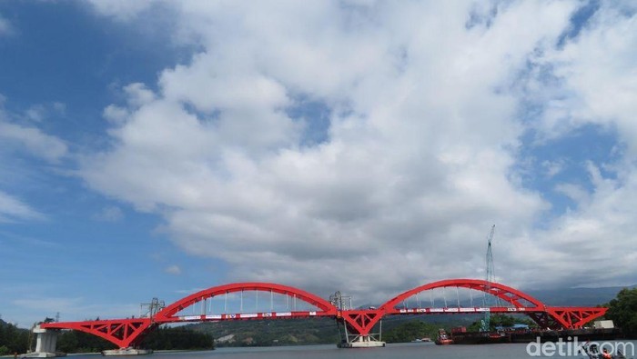 Bentang Kedua Jembatan Holtekamp Sudah Terpasang