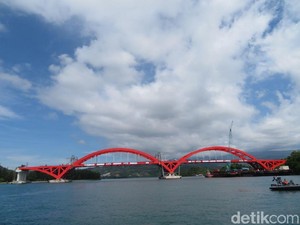 Bentang Kedua Jembatan Holtekamp Sudah Terpasang