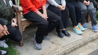 Untuk sepatu, Jokowi tampak mengenakan sepatu Adidas Yeezy warna abu-abu. (Foto: Aditya Mardiastuti/detikcom)