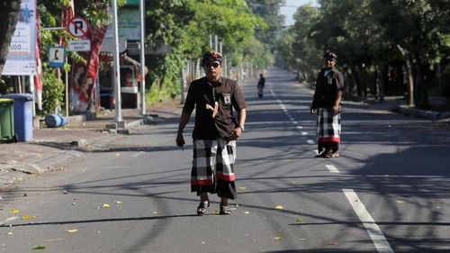 A Balinese Hindu guard, known as Pecalang, patrols a closed Ngurah Rai International Airport on Nyepi, the Balinese day of silence, in Kuta, Bali, Indonesia March 17, 2018.  REUTERS/Johannes P. Christo