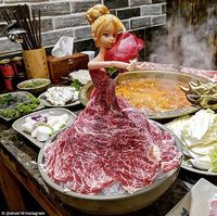 Barbie Bergaun Irisan Daging Kini Jadi Tren di Resto Hot Pot