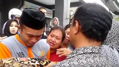 Momen Haru Tahanan Tangisi dan Cium Jenazah Balitanya di Lapas